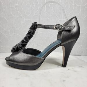 Madden Girl‎ Womens Setra Heels 8 Gray Metallic Ruffle Trim T-Strap Peep Toe New